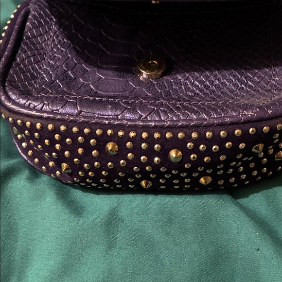 Caché Purple Crossbody Bag with Gold Accents. Ventige - Picture 4 of 10